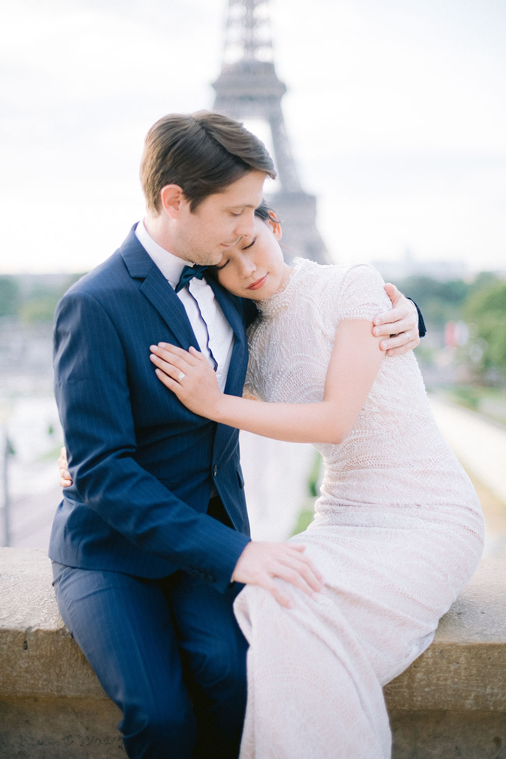 pre wedding in paris the couple is seat face eiffel tower